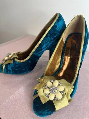 J Renee Dazzling Z Teal Velvet Heels Gold Trim Rhinestone Bow Pumps Size 6